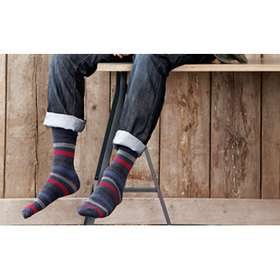 Een man met gestreepte sokken van de toonaangevende leverancier van kwaliteitssokken.