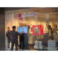 Ekran dotykowy przez okno sklepu dzięki VisualPlanet, wiodącym producentom ekranów dotykowych PCAP.