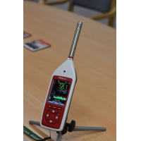 Ręczne narzędzie do pomiaru narażenia na hałas firmy Cirrus Research plc.