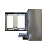 Widok na wodoodpornej obudowie komputera przemysłowego bok na z otwartymi drzwiami i półką na klawiaturę