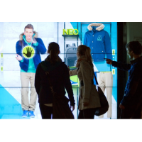 Um casal usando uma vitrine de tela grande formato touch screen