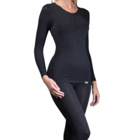 Uma mulher vestindo roupas íntimas térmicas do fabricante de roupas térmicas.