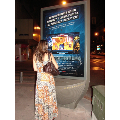 En kvinna som använder PCAP interaktiva digitala skyltar