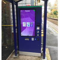 Bir tren istasyonunda bir PCAP folyo dokunmatik ekran bilet makinesi